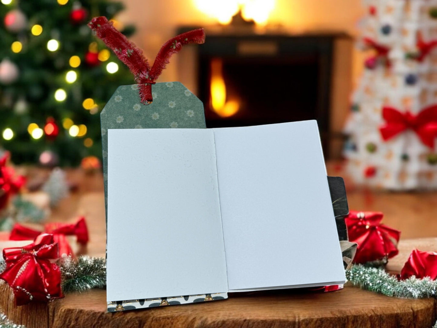 Triple Pocket Christmas Junk Journal Tag: Mini Notebook & Ephemera