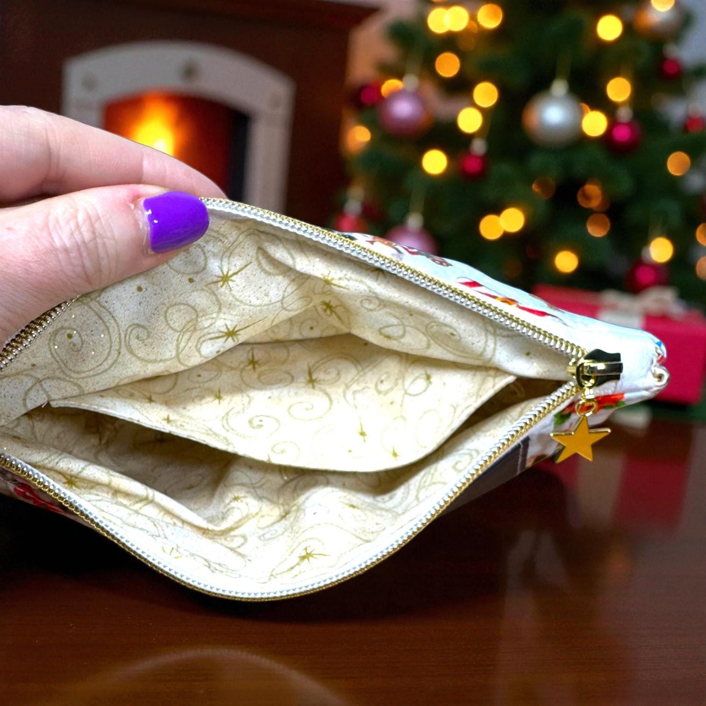 Quilted Cat Cosmetic Pouch – Peppermint Lane Limited Edition 2025 – Vinyl Holiday Pouch – Collector Set Story Zine – Christmas Gift Bundle