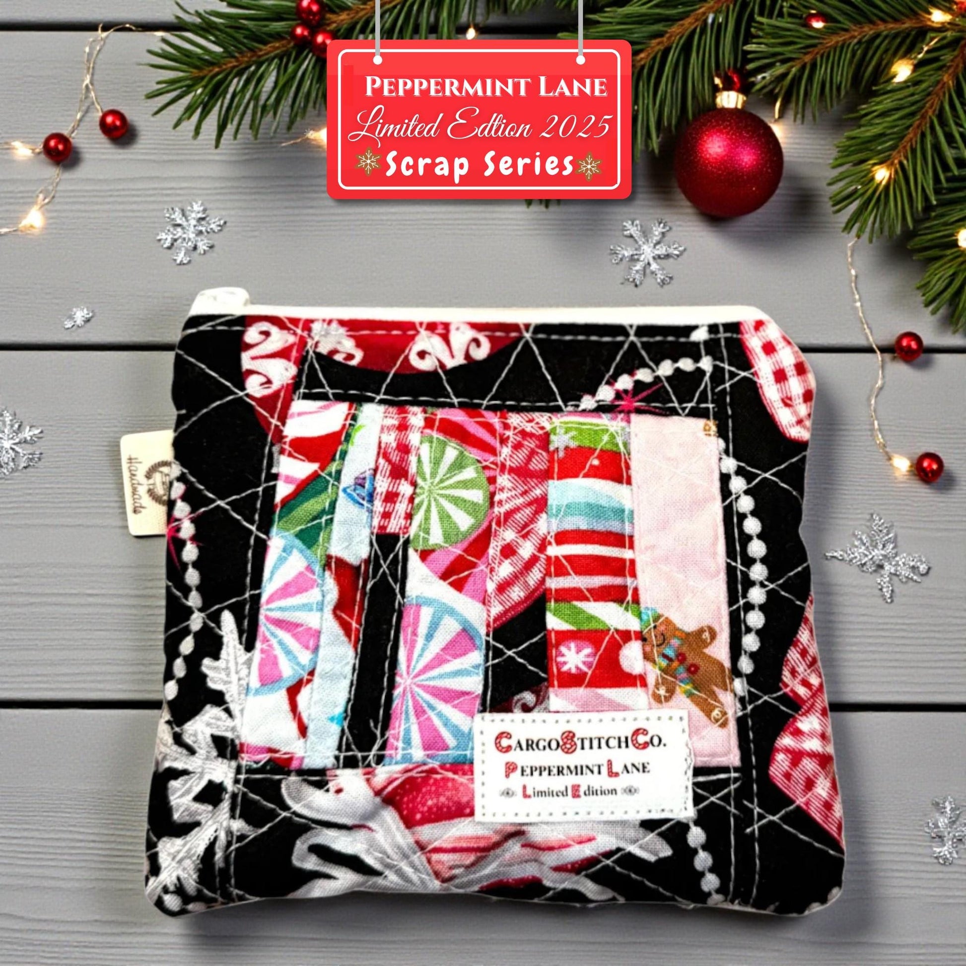 Christmas Patchwork Pouch – 5x4 Quilted Zipper Bag, Cat Holiday Mini Wallet, Scrappy Limited Edition Stocking Stuffer, Coin Purse