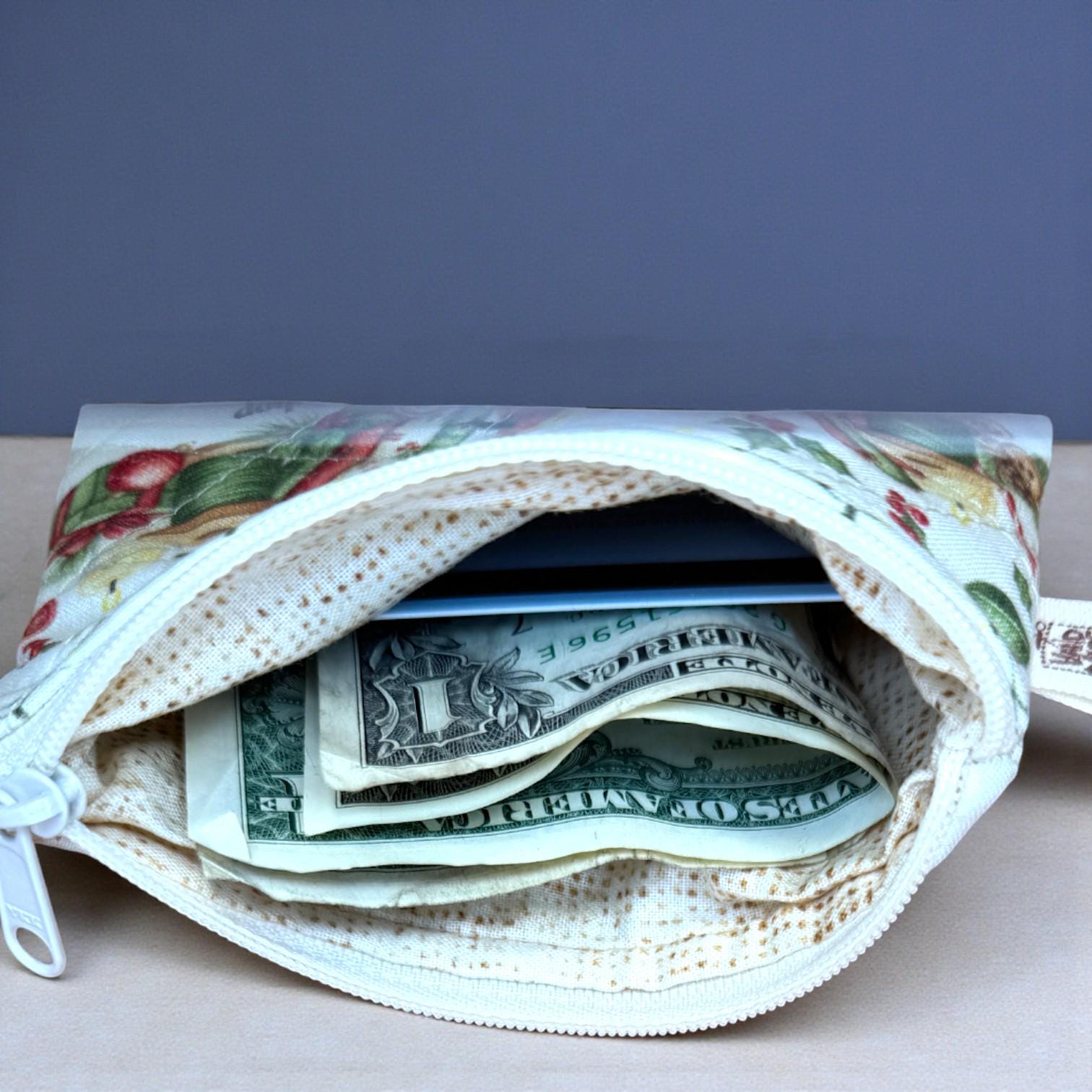 Christmas Bee Mini Quilted Wallet - Holiday Zipper Coin Purse, Festive Stocking Stuffer Gift