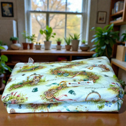 Button Trail Mouse Quilted Pouch – Handmade Zipper Organizer, 6″ × 4″ × 1.5″