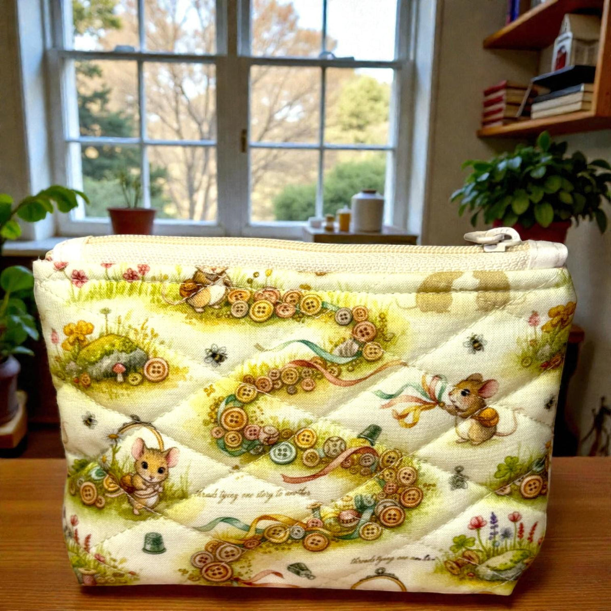 Button Trail Mouse Quilted Pouch – Handmade Zipper Organizer, 6″ × 4″ × 1.5″