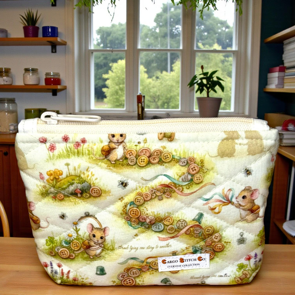 Button Trail Mouse Quilted Pouch – Handmade Zipper Organizer, 6″ × 4″ × 1.5″