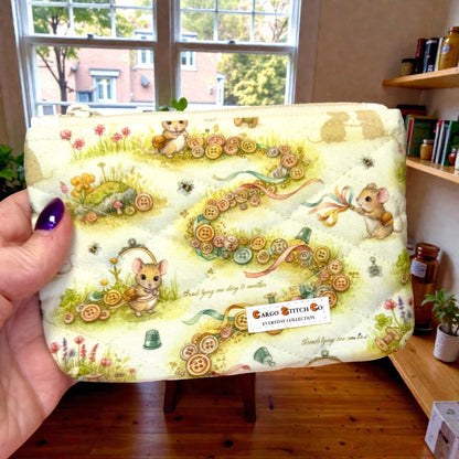 Button Trail Mouse Quilted Pouch – Handmade Zipper Organizer, 6″ × 4″ × 1.5″