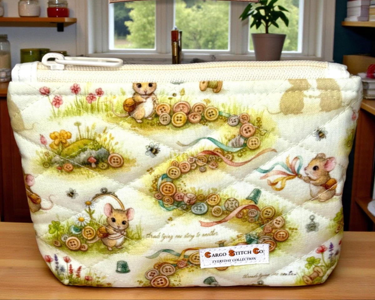 Button Trail Mouse Quilted Pouch – Handmade Zipper Organizer, 6″ × 4″ × 1.5″